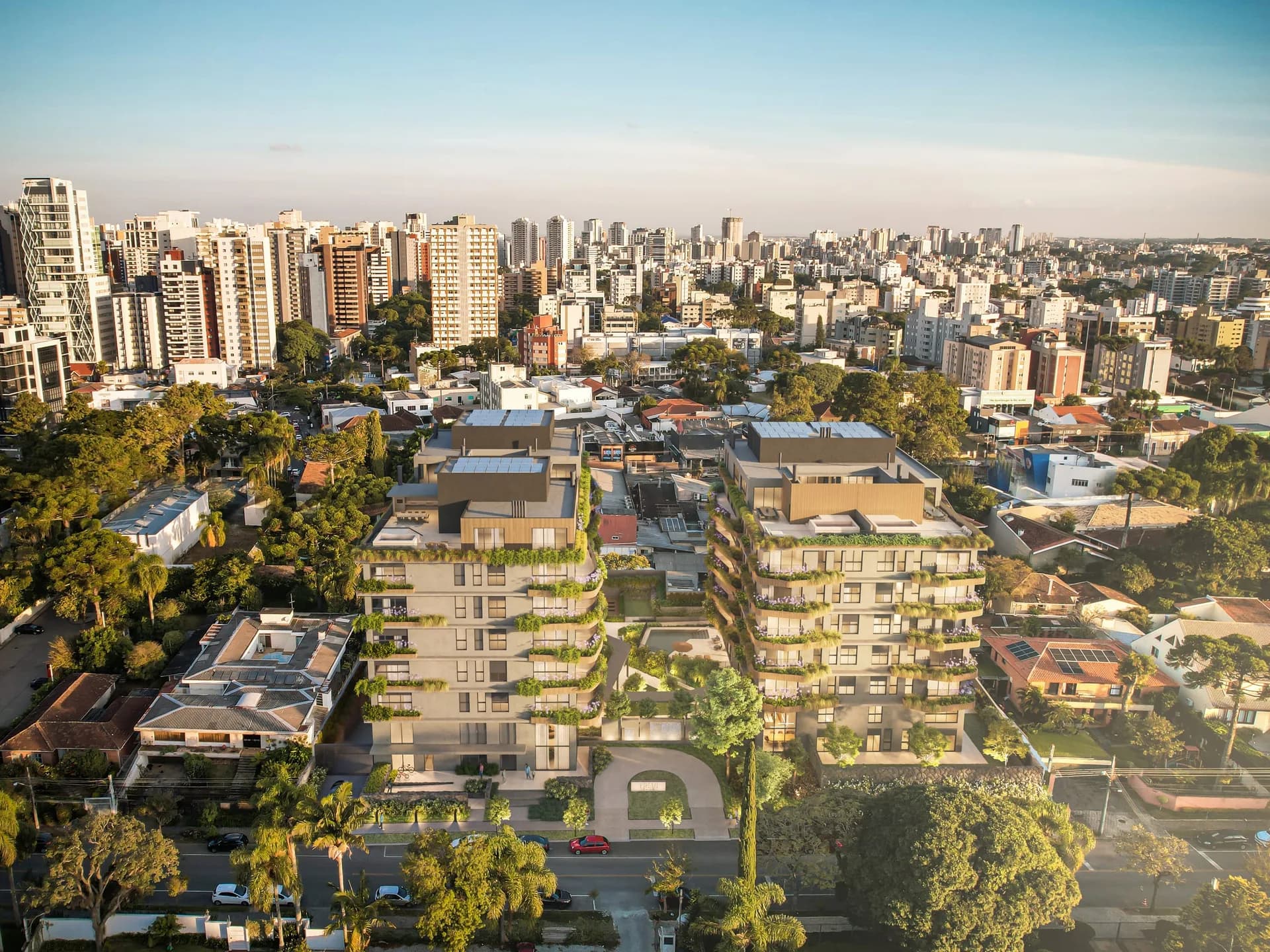 Vista aérea de Curitiba com as torres do TREVI, no Batel