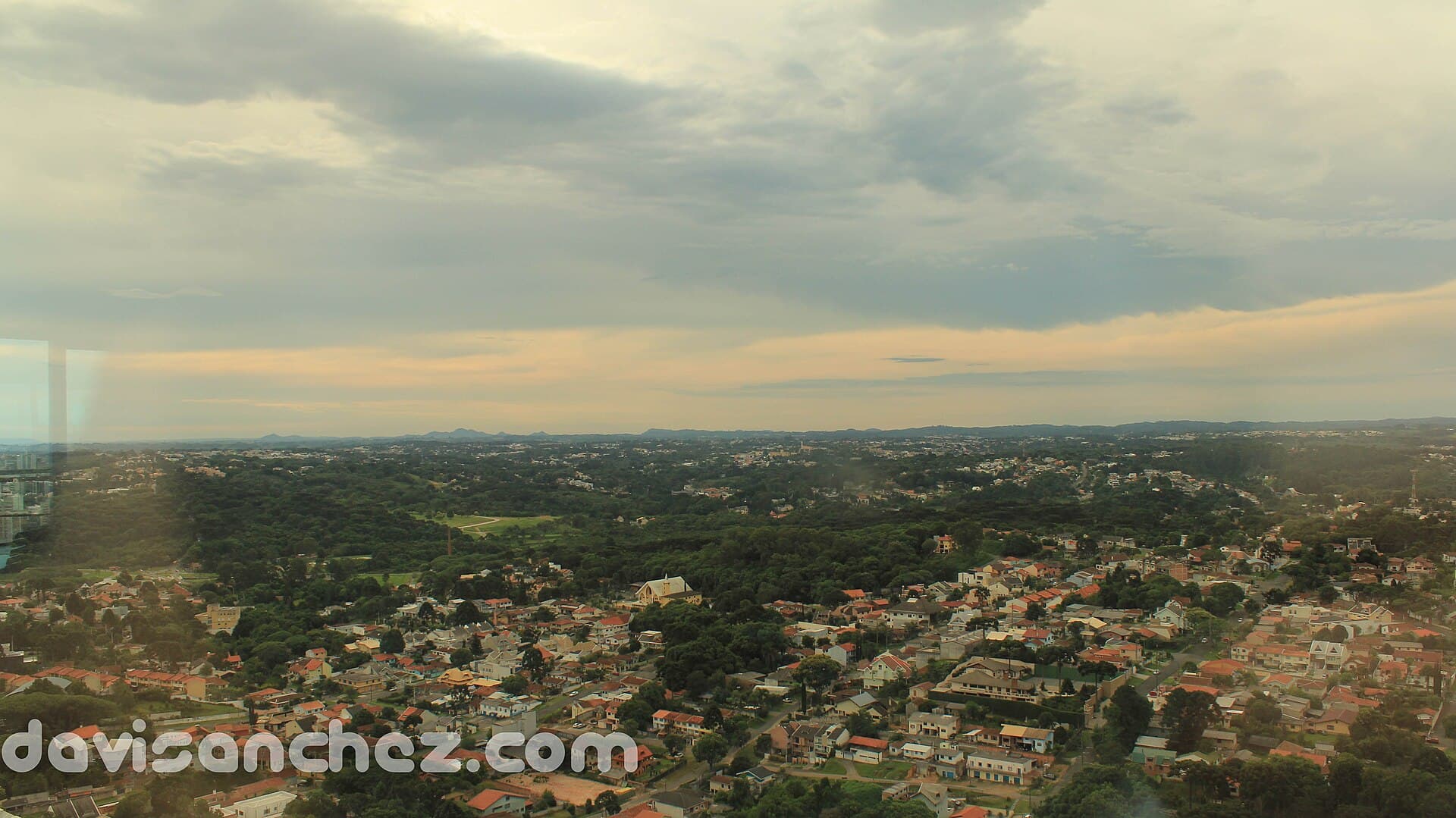 Capa do artigo: Mercado imobiliário de luxo em Curitiba: dados 2026