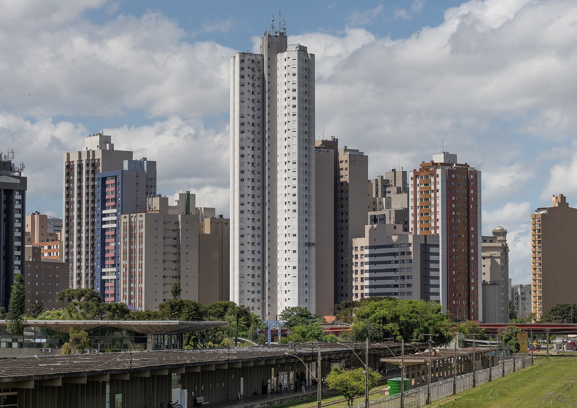 Capa do artigo: Bairros nobres de Curitiba: guia dos mais valorizados (2026)